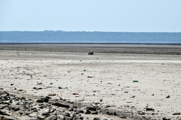 Каховське водосховище перетворилося на пустелю після того, як росіяни підірвали Каховську ГЕС, залишивши село Приморське майже повністю без промислової води, Запорізька область, 6 липня 2023 року /Getty Images