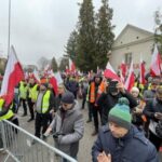 Польські фермери, які протестують, заблокували пропуск пасажирських автобусів на кордоні з Україною, —…