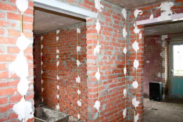 В багатоквартирному будинку в Тростянцi монтують вiкна та балконнi блоки
