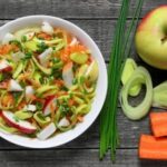 Барвистий салат з моркви, яблука та цибулі-порею на Великдень: чудово смакує зі смаженим м’ясом…