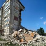 Терористи вдарили по багатоповерхівці у Вовчанську планерувальним боєприпасом: є жертви та поранені