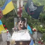 У Києві невідомі вандали поглумилися над могилами Дмитра «Да Вінчі» Коцюбайла та інших героїв війни (відео)