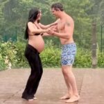 «Не чекаємо»: відомий хореограф зачарував танцями з вагітною дружиною