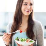 Насолоджуйтесь кожним шматочком: фахівчиня пояснила, чому так важливо їсти повільно