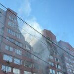 Росіяни вдарили ракетою по багатоповерхівці у Дніпрі, є загиблий та поранені (фото, відео)