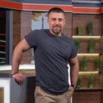 «Розрив танкового снаряда поблизу — і мені відсікло ногу»: ветеран війни Олександр Швачка став телеведучим