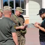 Вручення повістки на вулиці: у ТЦК пояснили, чи можна відмовитися від перевірки
