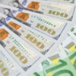 Мосбіржа зупиняє торги доларом та євро після санкцій США