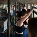 П'ятеро людей на одне місце у вагоні: «Укрзалізниця» знову опинилася в центрі скандалу, але винуваті угорці