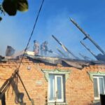 Терористи продовжують обстріли Дніпропетровщини: вбито двох людей, пошкоджено будинки