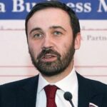 «Сьогодні у мене, схоже, другий день народження»: уламки від збитого дрону пошкодили будинок російського опозиціонера під Києвом (фото)