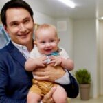 Популярний актор знімається у серіалі зі своїм 6-місячним сином