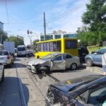 Протаранив десяток автівок: у Києві некерований трамвай спричинив масштабне ДТП