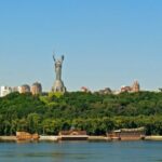 Герб вам на голову: у Києві попередили про можливу руйнацію «Батьківщини-матері»