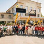 Жiнок навчать керувати будiвельною технiкою