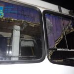 Небезпечна поїздка на Троєщину: в Києві чоловік кинув пляшку у вікно маршрутки, постраждав…