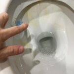 Унітаз стане чистим і блискучим: що потрібно нананести на стінки «білого друга», щоб…