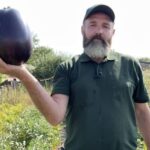 Баклажан розміром з 3-літрову банку: як паслін страшний допоміг городнику з Полтавщини виростити…