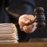 Душила подушкою та била сокирою: на Прикарпатті жінка намагалася вбити 12-річну доньку…