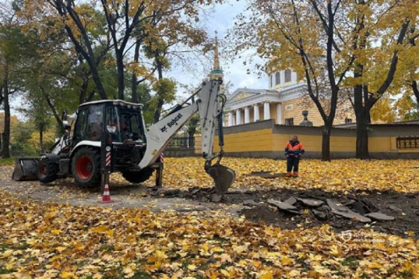 У Днiпрi ремонтують тротуарне покриття у скверi Старова