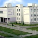 «Усім нам — величезна жирна „двійка“. Але війна „двійок“ не ставить…»: у мережі скандал через спектакль у київській школі