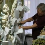 Буває, що й сміття стріляє: полтавські волонтери виготовляють маскувальні сітки для захисту в умовах міських боїв
