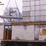 У Запорiжжi почали встановлювати плити у постраждалiй вiд росiян дев’ятиповерхiвцi