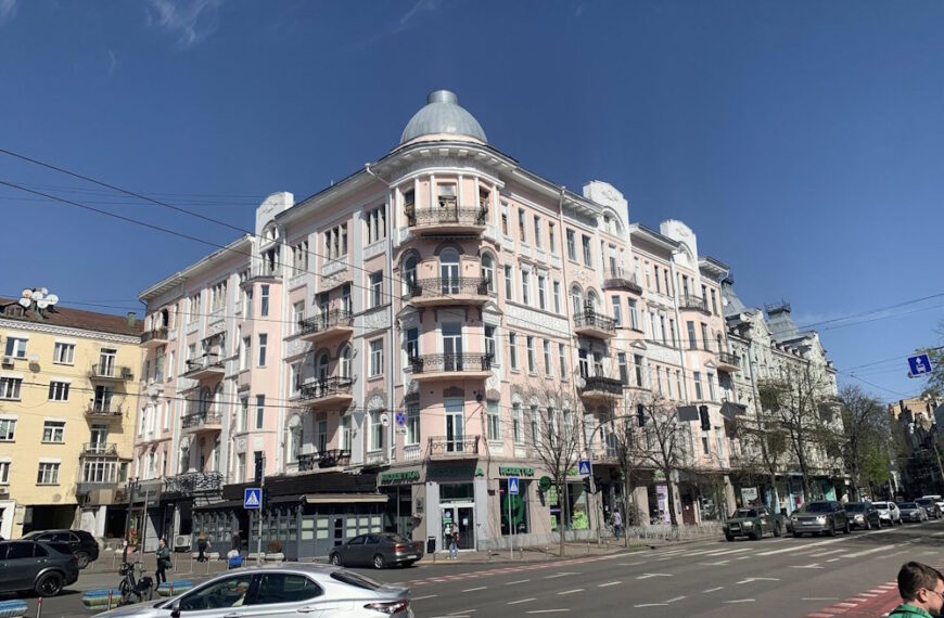 Попри охоронний статус: у центрі столиці руйнують старовинну садибу