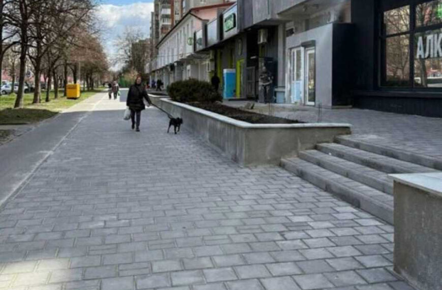 У Львовi оновили тротуар бiля майбутнього Центру життєстiйкостi