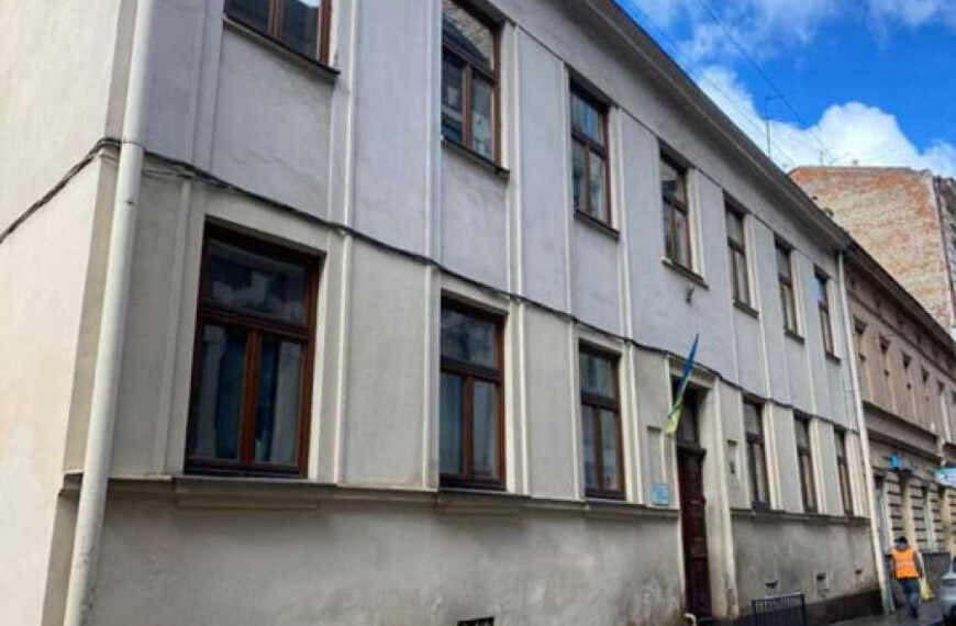 У Львовi руйнується сторiчна будiвля