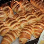 Румʼяні, запашні, з ніжним вершковим кремом: відома кулінарка поділилася рецептом домашніх…
