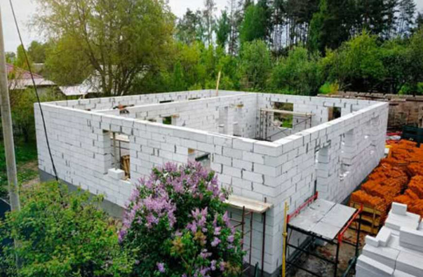 У Ягiдному будують два приватних будинка