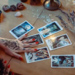 Близнюкам — «Королева Пентаклів», Терезам — «Сонце», а Стрільцям — «Маг»: Таро-прогноз та поради…