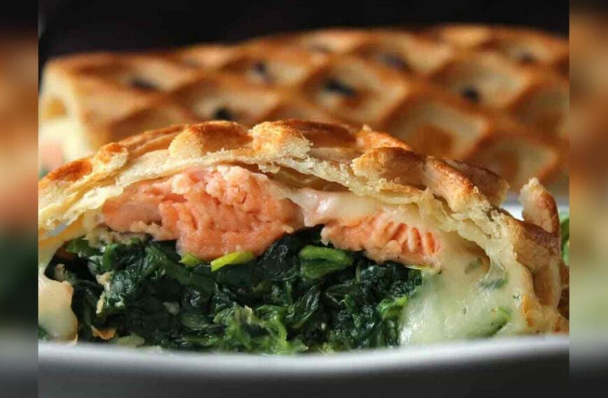 «Штрудель з лососем, поданий з соусом зі сметани…