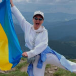 Чекають страшні випробування: популярна акторка заспівала гімн на вершині Говерли