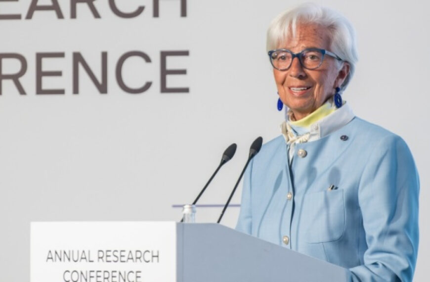 Роль долара зменшується: Лагард назвала передумови для зміцнення євро як резервної валюти