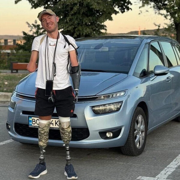 «Побачив тільки спалах і як нога відлітає»: ветеран, який пережив чотири ампутації, керує автівкою та бігає марафони