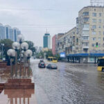 Сильна злива «зупинила» дорожній рух в Києві: де було ускладнено пересування транспорту