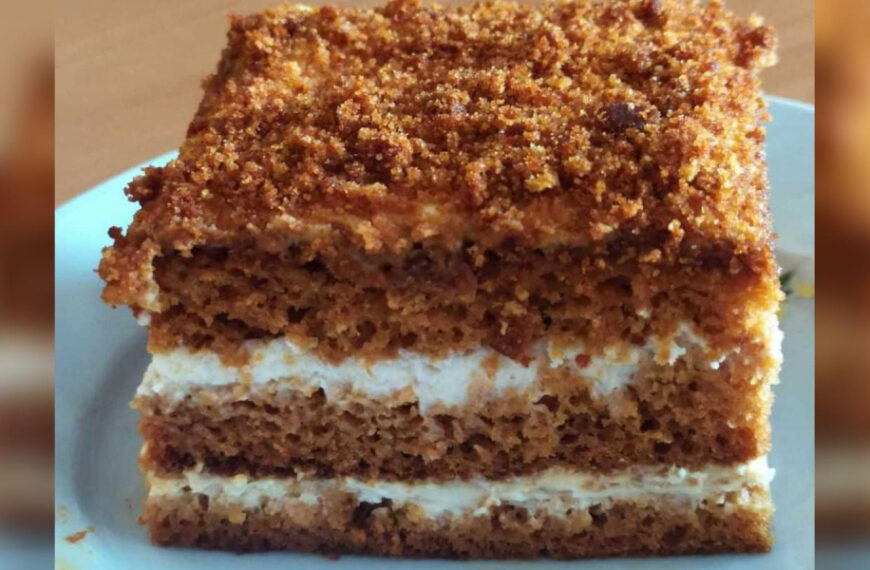 Наливний медовик: виглядає дуже святково