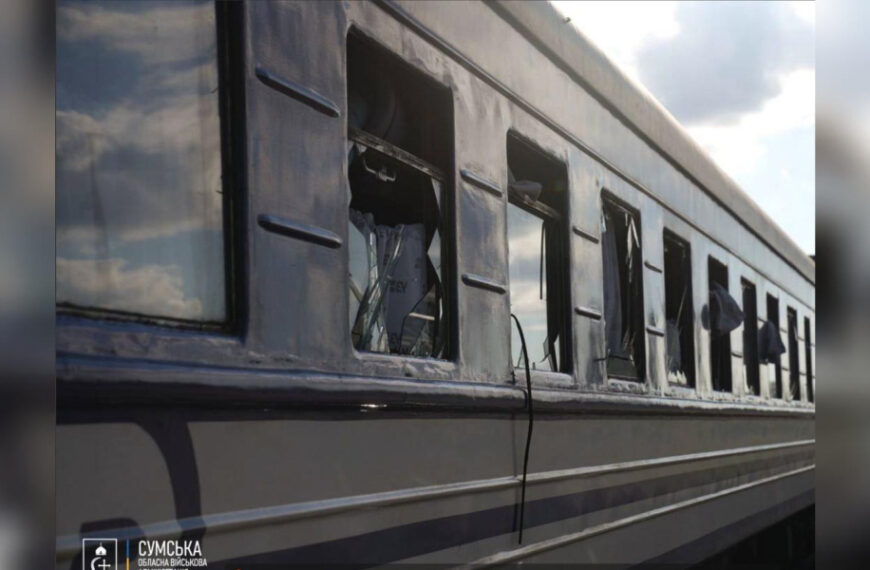 Окупанти вдарили по вокзалу у Сумах: пошкоджено поїзд