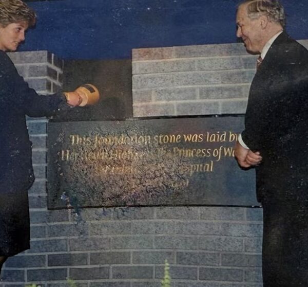 Капсулу часу, запечатану принцесою Діаною в Лондоні, відкрили через 34 роки