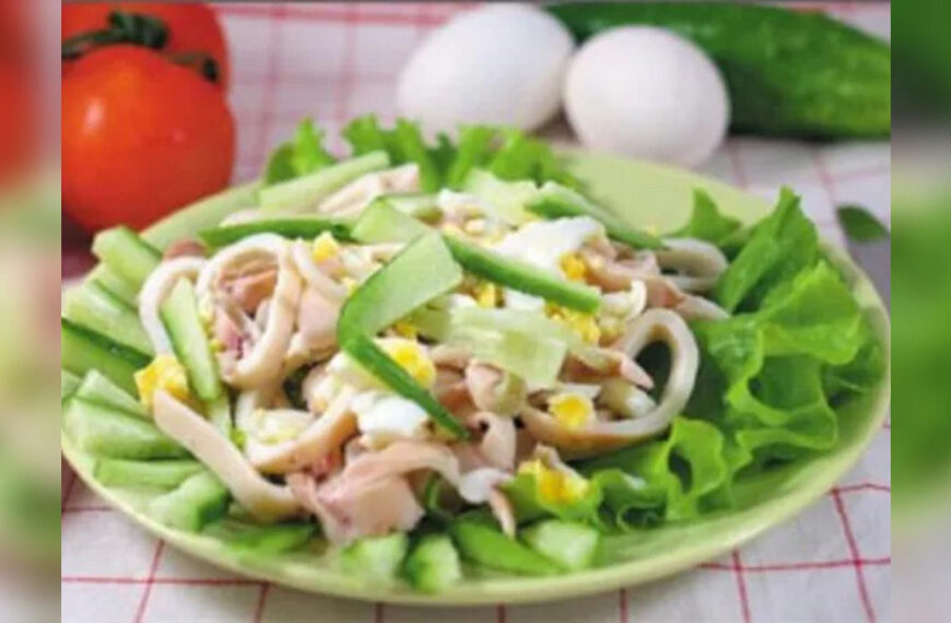 Салат із кальмарами, яйцем і маринованою цибулею: просто, ситно та оригінально