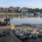 Лондонський “острів вологих серветок” зрівняли бульдозером під час історичної операції…