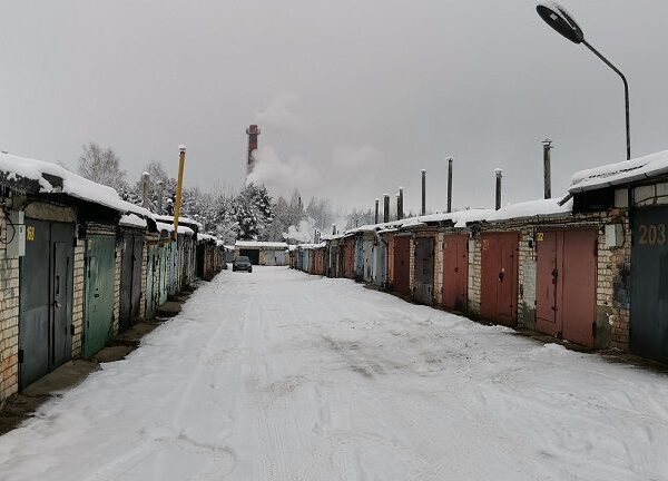 У їхньому будинку капає зі стелі, але чоловік зайнятий лише своїм ідеальним гаражем.