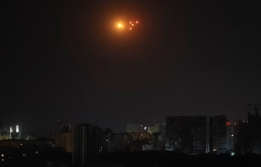 Росія завдала Україні “масованої” атаки безпілотниками та ракетами, заявляє Київ