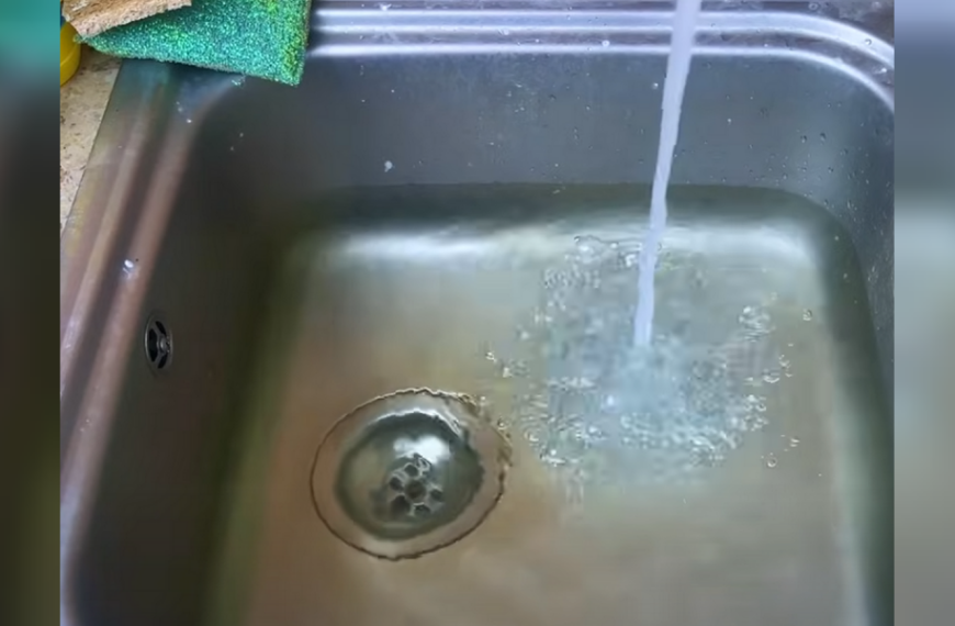 Секрет, про який мовчать сантехніки: як легко прочистити труби на кухні