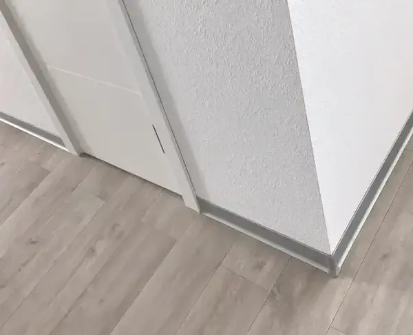 Плінтус як елемент дизайну: який колір і висоту вибрати, щоб підняти стелю і приховати нерівності підлоги