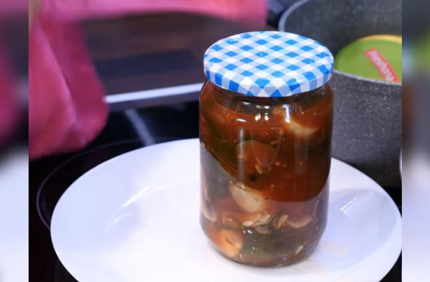 Смачні огірки в томаті з помідорами та грибами: рецепт від Ольги Матвєй