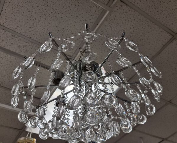 Чому в маленькій квартирі не можна вішати великі люстри: не допускайте помилок