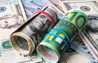 Як осінні коливання долара та євро впливають на ціни на нерухомість в Україні? / Freepik долар, євро
